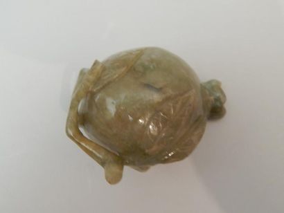 Coupelle en jadéite en forme de grenade....