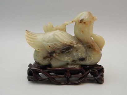 Canard en jade. H : 8 cm ; L :11.5 cm. (XXe...
