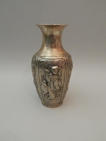 Vase en métal argentifère. H : 17 cm. (XXe...