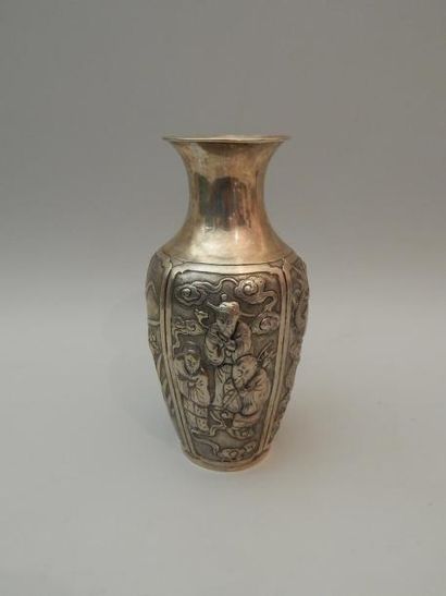 Vase en métal argentifère. H : 17 cm. (XXe...