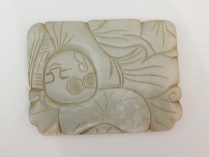 Plaque en jade ornée d’un enfant. L : 7 cm....