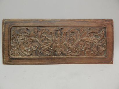 Plaque en huanghuali à décor floral. L :...