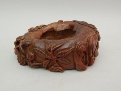 Bambou sculpté de pins. L : 15 x 13.5 cm....