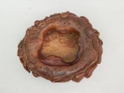Bambou sculpté de pins. L : 15 x 13.5 cm....