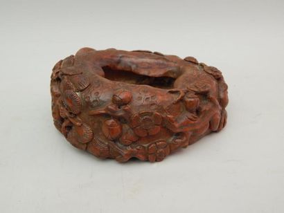 Bambou sculpté de pins. L : 15 x 13.5 cm....