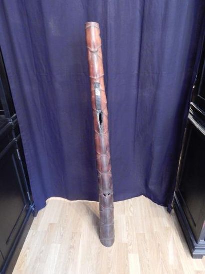 Instrument de cérémonie ? en bambou. L :...
