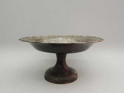Coupe sur piédouche en métal argenté à décor...