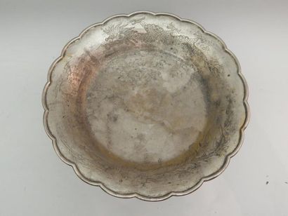 Coupe sur piédouche en métal argenté à décor...