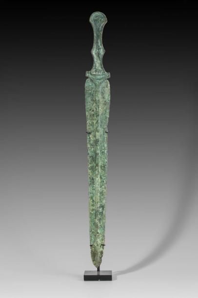 Poignard en bronze. L : 39 cm. LURISTAN (1er...