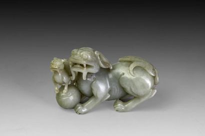 Jade sculpté en forme chien de Fo avec son...
