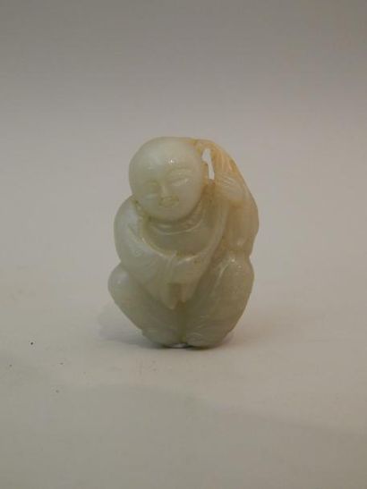Jade sculpté représentant un hoho assis tenant...