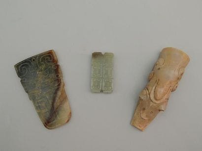 Trois jades sculptés. L : 5 à 10.5 cm. (XXe...