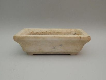 Bassin en marbre. H : 7.5 cm L : 24 x 12...