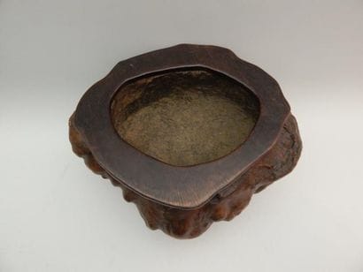 Récipient en bois avec un rebord en humu....
