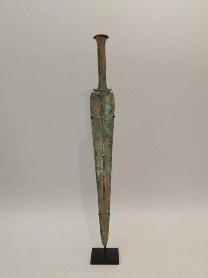 Poignard en bronze. L : 43 cm. LURISTAN (1er...