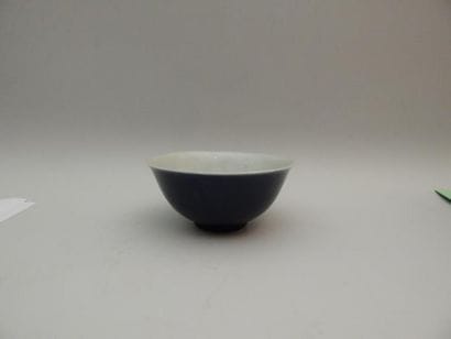 Bol en porcelaine bleue, l’intérieur blanc....