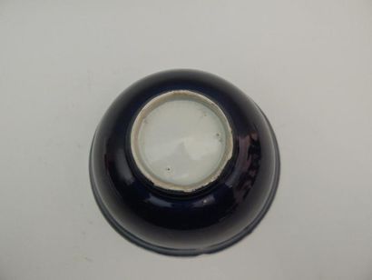 Bol en porcelaine bleue, l’intérieur blanc....