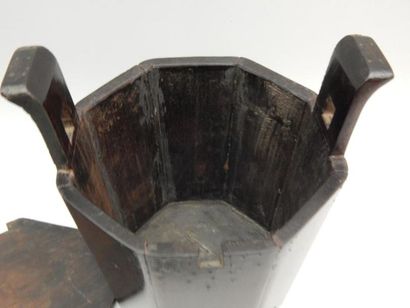 Récipient en humu. H : 24 cm ; L : 18 cm....