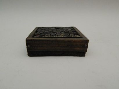 Boîte contenant des caractères en bois. L :...