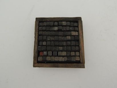 Boîte contenant des caractères en bois. L :...
