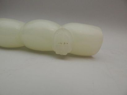 Jade blanc sculpté orné d’un enfant et d’une...