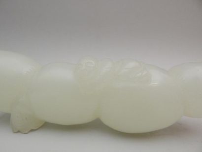 Jade blanc sculpté orné d’un enfant et d’une...