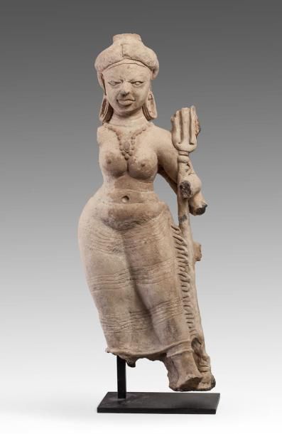 Statue de Durga debout tenant un trident....