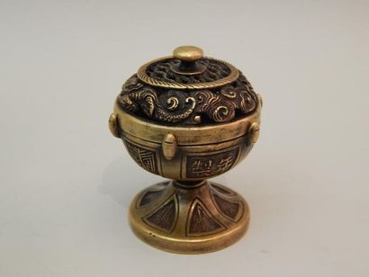 Brûle-parfum sur piédouche en bronze, le...
