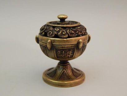 Brûle-parfum sur piédouche en bronze, le...