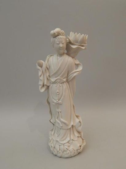Jeune femme tenant une fleur de lotus de...
