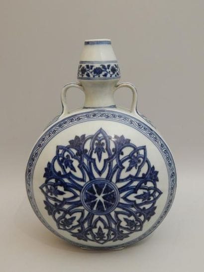 Gourde en porcelaine à décor bleu blanc....