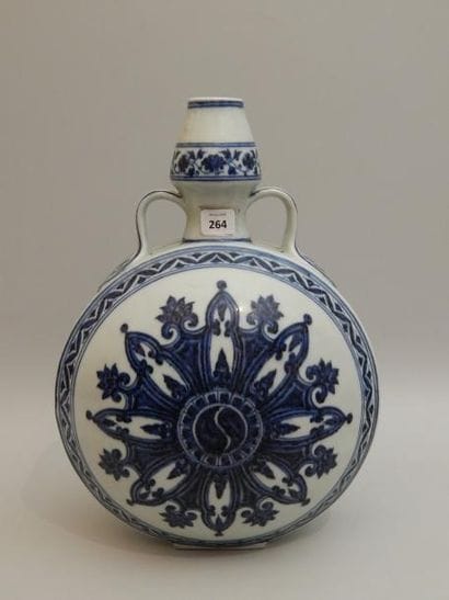 Gourde en porcelaine à décor bleu blanc....
