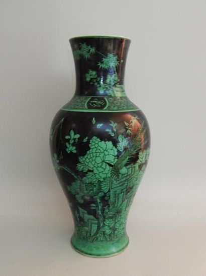 Vase de forme balustre en porcelaine à décor...