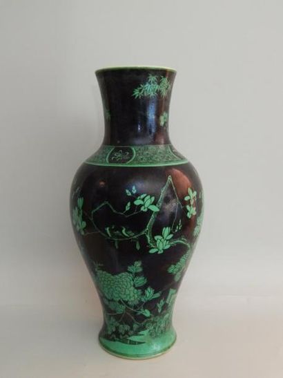 Vase de forme balustre en porcelaine à décor...