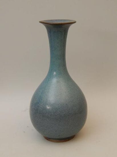 Vase en grès émaillé bleu. H : 28 cm. (XXe...