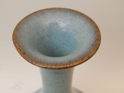 Vase en grès émaillé bleu. H : 28 cm. (XXe...