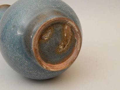 Vase en grès émaillé bleu. H : 28 cm. (XXe...