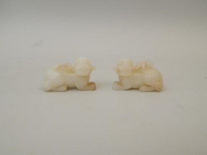 Paire de chiens de Fo en jade. H : 3 cm ;...