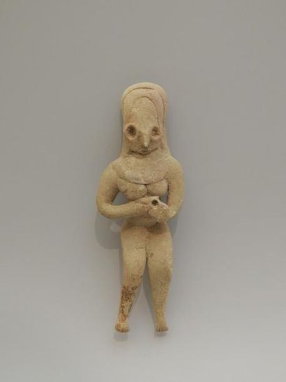 Idole féminine assise. En terre cuite. H :...
