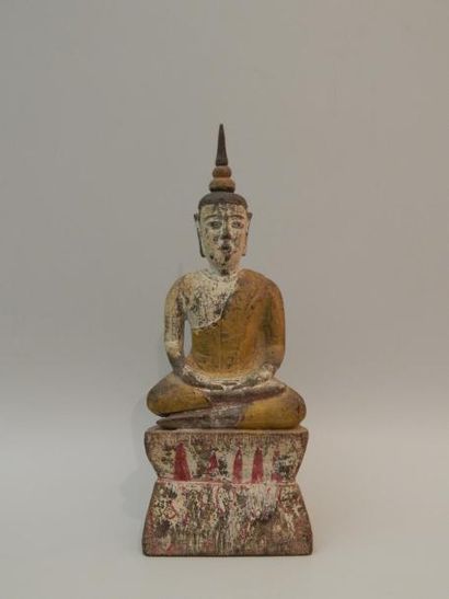 Bouddha assis en position d’offrande en bois...