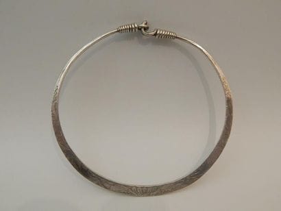 Collier en métal argentifère. Hmong, Indochine....