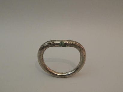 Bracelet en métal argentifère. Hmong, Indochine....