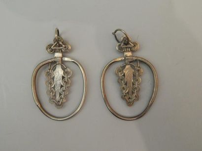 Paire de boucles d’oreilles en métal argentifère....