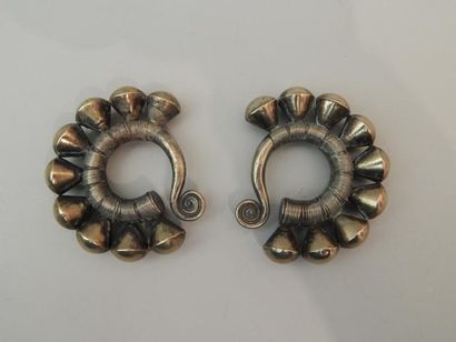 Paire de boucles d’oreilles en métal argentifère....