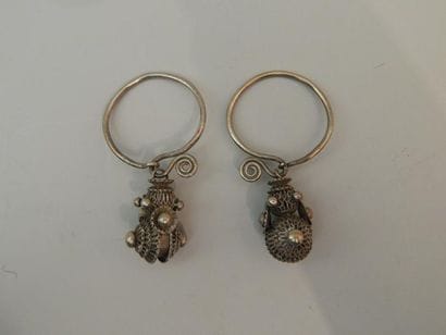 Paire de boucles d’oreilles en métal argentifère....