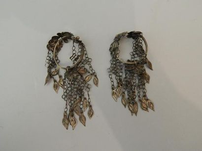 Paire de boucles d’oreilles en métal argentifère....
