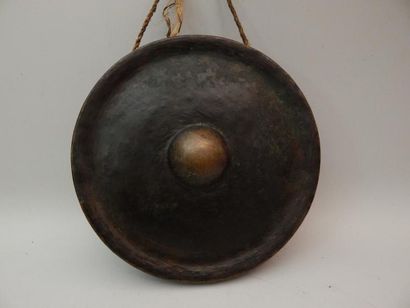 Gong en bronze. Laos, XXe siècle. D : 28.5...