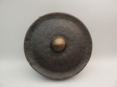 Gong en bronze. Laos, XXe siècle. D : 36...