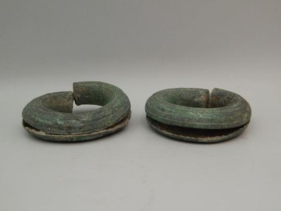 Paire de bracelets en bronze. Cambodge, Bayon,...