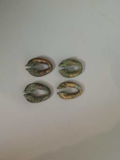 Deux paires de boucles d’oreille. Cambodge,...